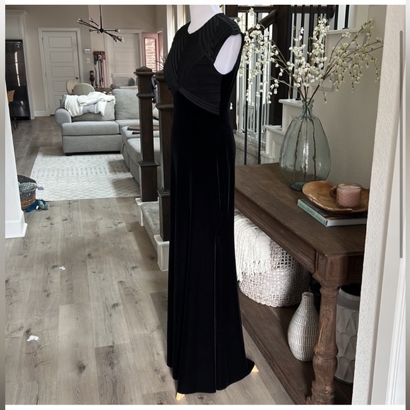 Betsy & Adam Black velour Gown - Picture 3 of 4